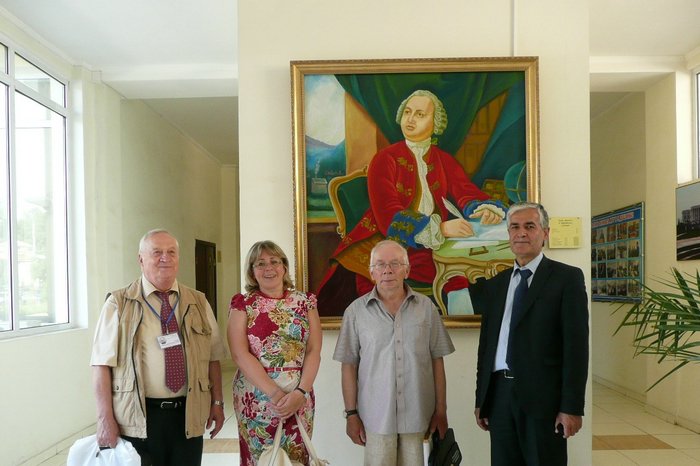 А.Б.Зезин, Е.С.Локтева, Е.И.Андрейков и Х.Одинаев у портрета М.В.Ломоносова работы местного художника